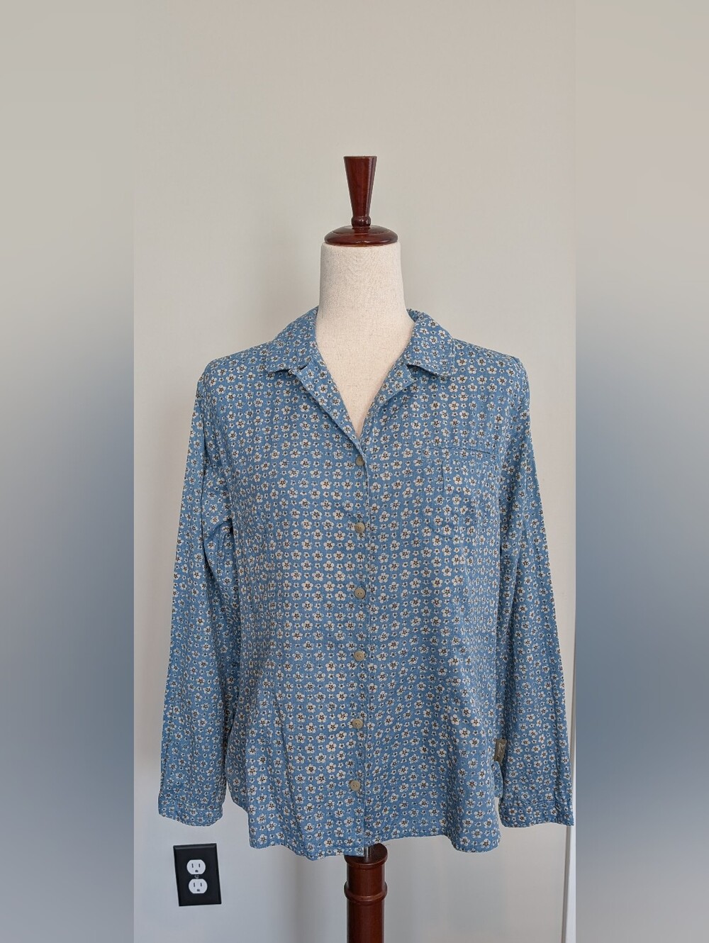 Woolrich Women’s Blue Floral Long Sleeve Button-Up Shirt Size Medium